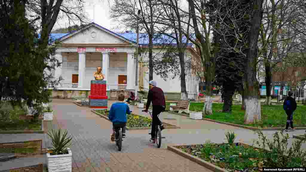 На парковій алеї перед міським Будинком культури