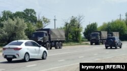 Військові автомобілі з Z-символікою на узбіччі траси Сімферополь – Джанкой