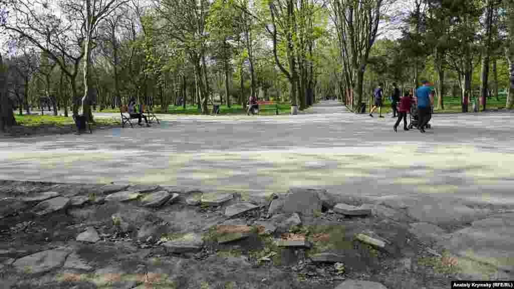 Паркова алея, що веде на вулицю Толстого