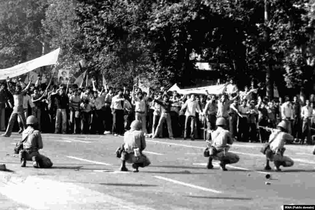 7 sentyabr 1978-ci ildə Tehran şaha qarşı etirazlar və tətillərə büründü. Bu gün İran tarixində &quot;Qara cümə&quot; kimi qaldı. 4 gün sonra ölkədə hərbi vəziyyət elan olunacaq. &nbsp;