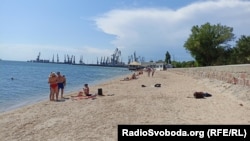 Небезпечне море, вибухи в порту, пляжі без туристів. Безлюдне літо в окупованому Бердянську (фотогалерея)