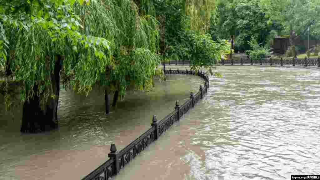 Вода підтопила частину парку імені Гагаріна поблизу злиття Малого Салгира і Салгира