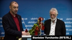 Володимир Притула (ліворуч) отримує орден «За мужність» імені Андрія Сахарова, яким нагородили Миколи Семену і проект Крим.Реалії. Київ, 31 січня 2018 року