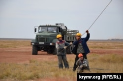 Восстановление поврежденной электроопоры высоковольтной линии на околице села Чонгар Генического района Херсонской области, 11 октября 2015 года