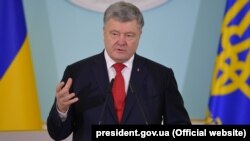 За словами речника, Порошенко запевнив, що Київ захищатиме право священнослужителів і мирян на вибір церковної юрисдикції