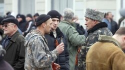 Проросійські активісти на одній з сімферопольських вулиць, 28 лютого 2014 року