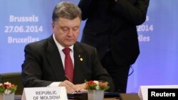 Петро Порошенко підписує другу, економічну частину угоди про асоціацію з ЄС