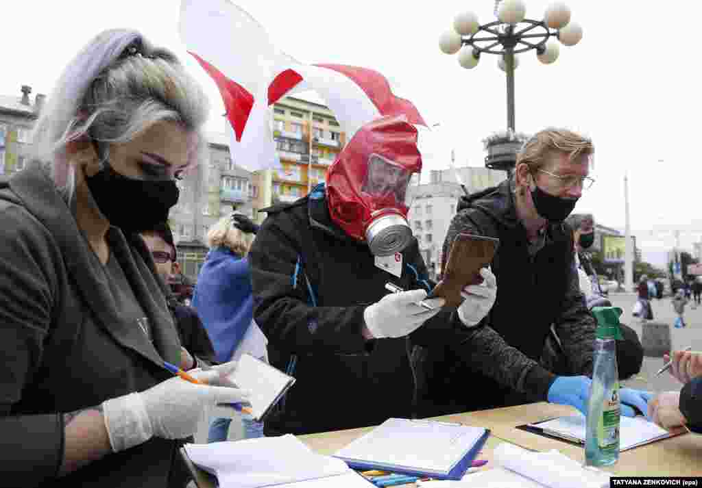 Активісти в захисних масках і рукавичках збирають підписи на підтримку своїх потенційних кандидатів на майбутніх президентських виборах у Мінську. Білорусь, 14 червня