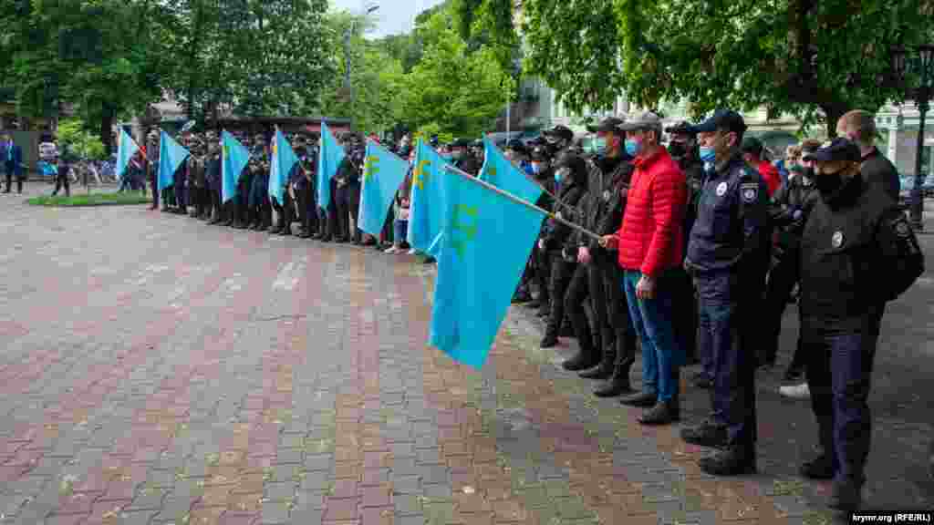 Присутні вишикувалися, взявши в руки кримськотатарські прапори