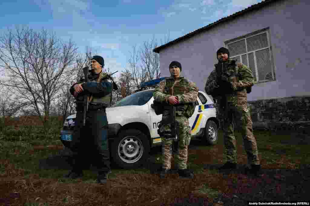 У селі чергує озброєна поліція і Нацгвардія. Місцева жінка, одначе, сказала, що після шостої вечора вони їдуть із села