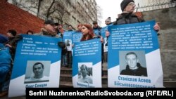 На плакаті праворуч – Станіслав Асєєв, журналіст проекту Радіо Свобода Радіо Донбас.Реалії, якого утримують у заручниках бойовики угруповання «ДНР»