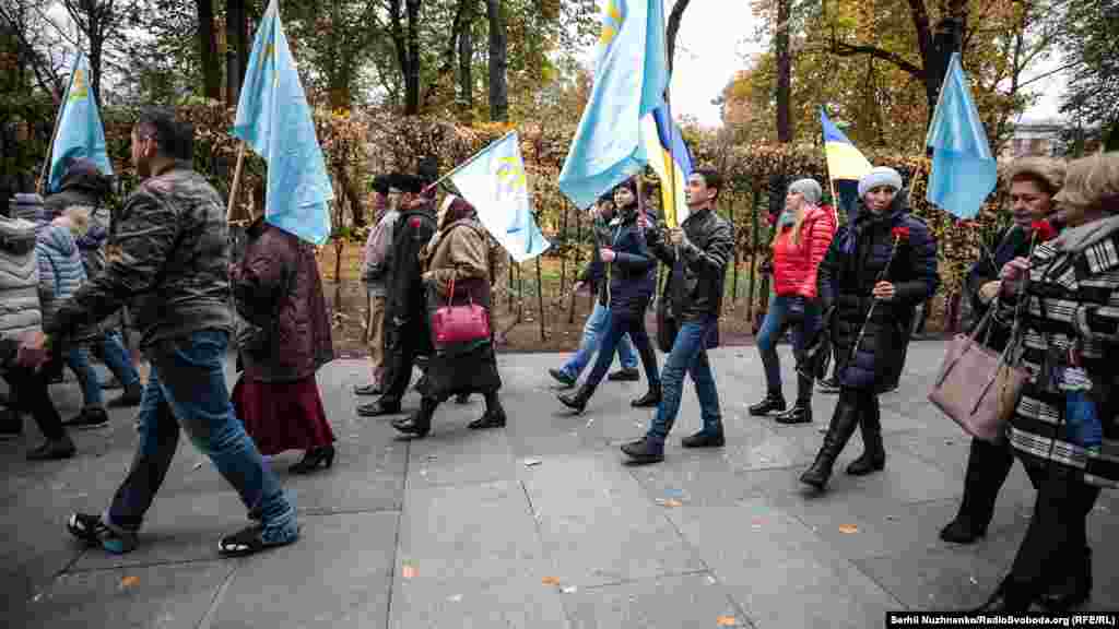 Ще за життя йому був споруджений бюст на батьківщині, про нього писали захоплені статті та книги, він був нагороджений найвищими нагородами Батьківщини