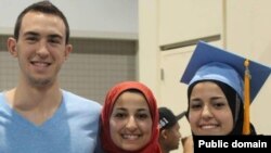 Deah Barakat (soldan), Yusor Abu-Salha və Razan Abu-Salha