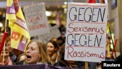 Köln şəhərində qadınlar seksual təcavüzə etiraz edirlər