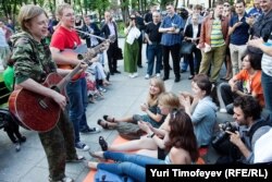 Режимге наразылығын бейбіт түрде білдіріп тұрған мәскеулік жастар. 17 мамыр 2012 жыл