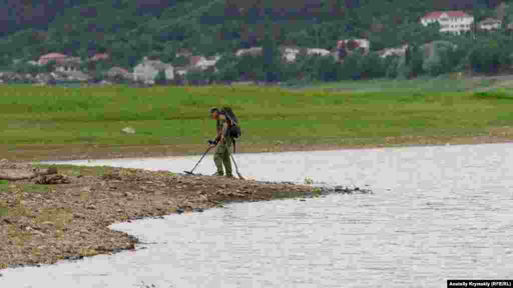 У мисливця за коштовностями свої турботи на березі водосховища