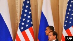 Dmitri Medvedev və Barak Obama Kremldəki mətbuat konfransında, 6 iyul 2009