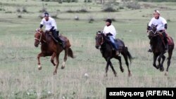 Саты ауылындағы ұлттық ат спорты ойындарынан көрініс. Алматы облысы, Райымбек ауданы, 9 маусым 2012 жыл.