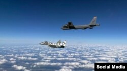 Американський стратегічний бомбардувальник B-52 летить над Україною у супроводі українського МіГ-29, серпень 2020 року