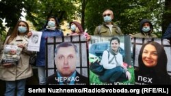 Родичі цивільних заручників, які досі знаходяться у полоні російських гібридних сил, на одній зі своїх численних акцій