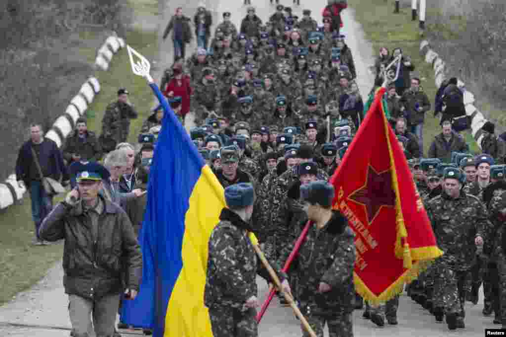 4 березня українські військові провели &laquo;психологічну атаку&raquo; -- без зброї, під бойовим радянським прапором Севастопольської бригади тактичної авіації імені Олександра Покришкіна та Державним прапором України, виконуючи гімн України, вони рушили в бік російських військовослужбовців без розпізнавальних знаків, які блокували їм дорогу до військової частини, при цьому російські солдати стріляли під ноги українським військовослужбовцям і в повітря. У результаті переговорів протягом дня вдалося частково повернути військову частину під український контроль. 4 березня 2014 року