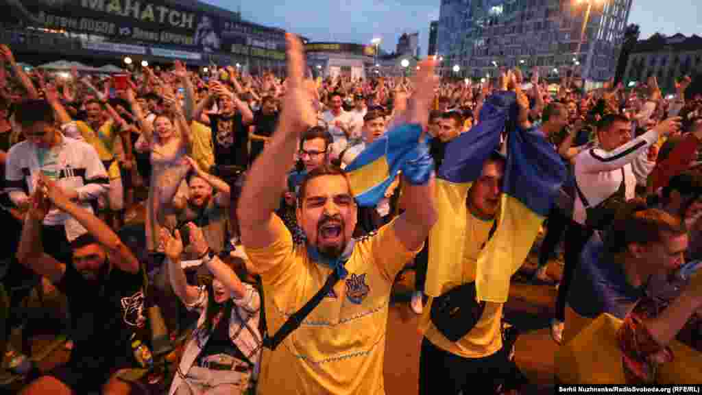 На початку гри вболівальники були у піднесеному настрої і вірили в перемогу