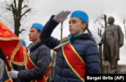 Білоруські піонери біля пам’ятника Леніну в Мінську