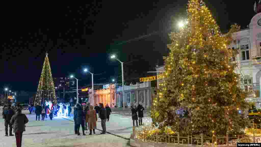 Євпаторія. Цього року на Театральній площі встановили штучну головну міську ялинку заввишки 11 метрів