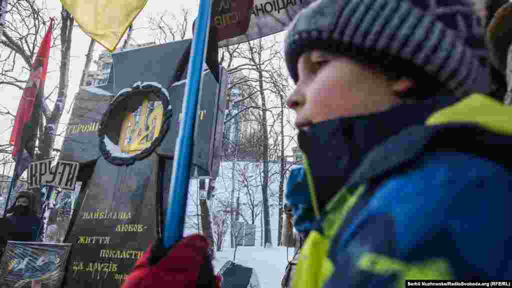 Пам&rsquo;ять загиблих ушанували хвилиною мовчання. Після цього пролунав Державний гімн України. Воїни почесної варти відсалютували зі стрілецької зброї і пройшли урочистим маршем біля пам&rsquo;ятного хреста