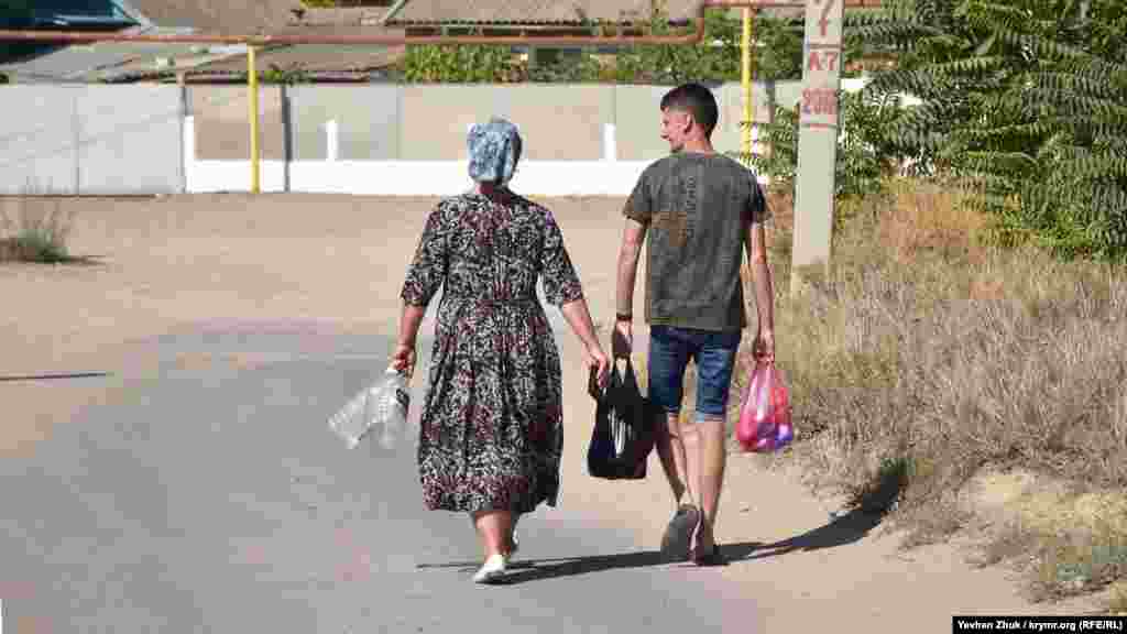 Не тільки транспортом, а й пішки пересуваються жителі селом