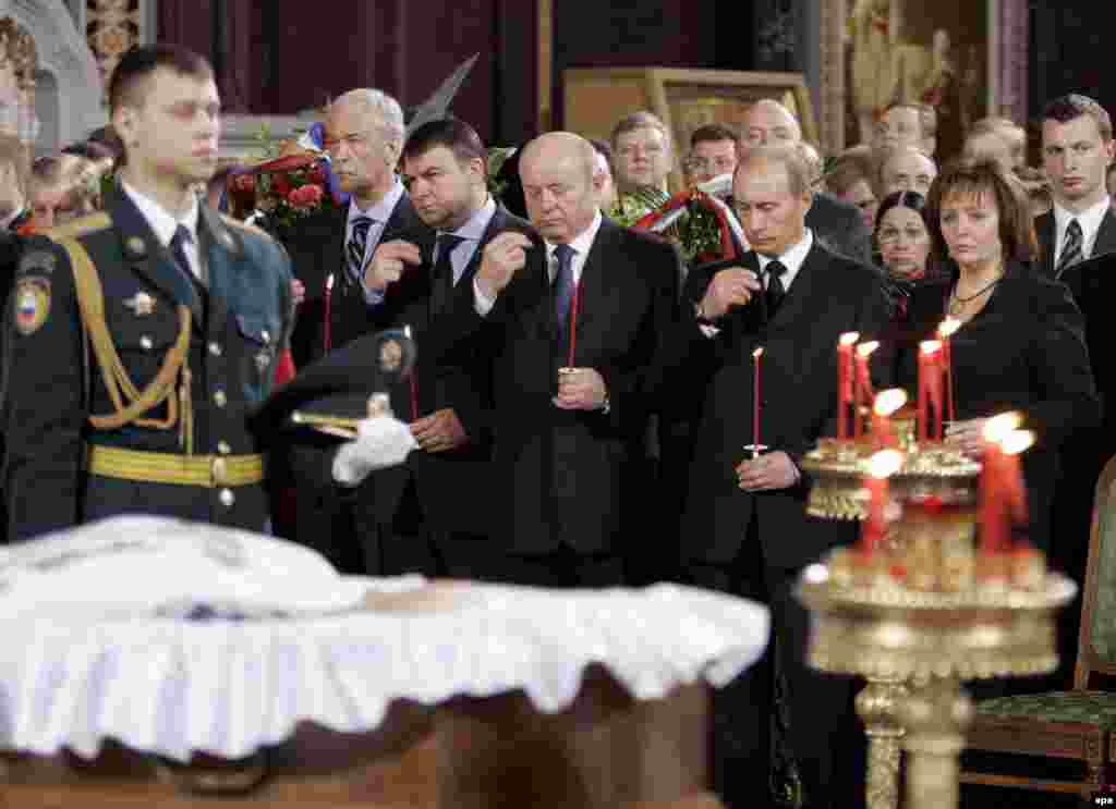 Vladimir Putin (sağdan ikinci) ke&ccedil;miş prezident Boris Yeltsinlə vida məraismində. Aprel 2007-ci il.&nbsp;