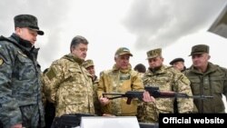 Ілюстраційне фото. Президент Порошенко оглядає новітні зразки української зброї у навчальному центрі Національної гвардії України. Нові Петрівці, квітень 2015 року