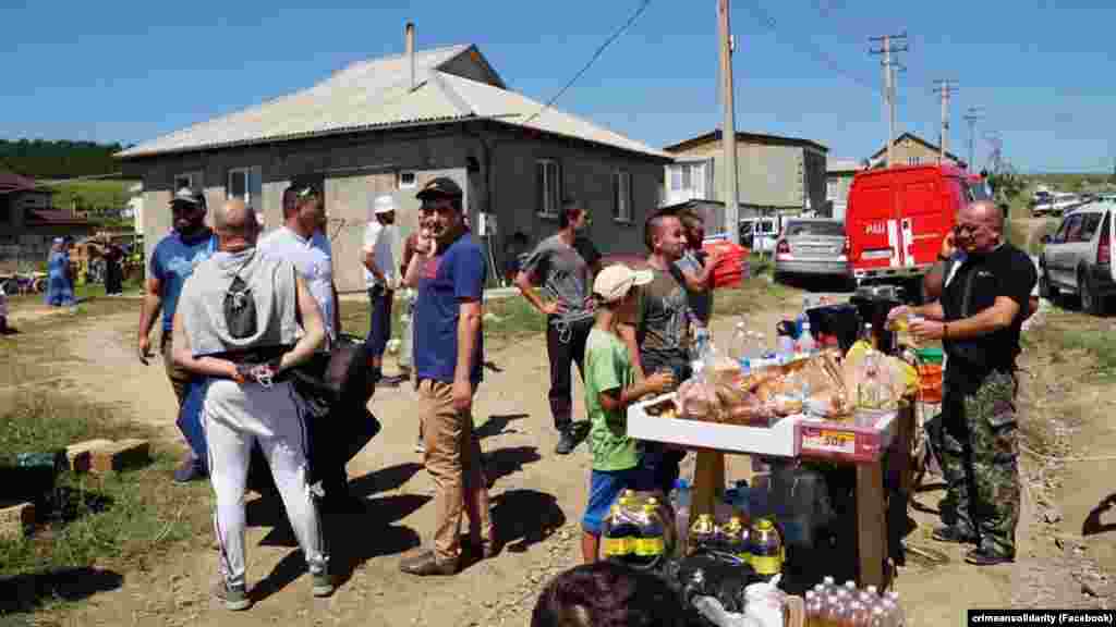 Для пошукових команд обладнали польову кухню, про це повідомила кримська правозахисниця Лутфіє Зудієва. За її словами, люди підвозили велику кількість продуктів