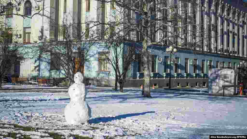 Сніговика зліпили навпроти Ради міністрів