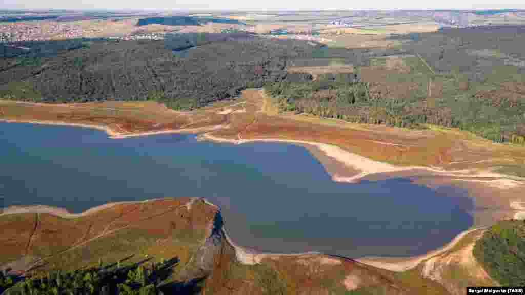 На водосховищі видно піщані мілини