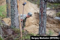 Російське війьсково-історичне товариство веде розкопки в урочищі Сандармох. Незалежні російські історики вважають, що метою розкопок у місці масового захоронення жертв Сталінізму було викривлення історії