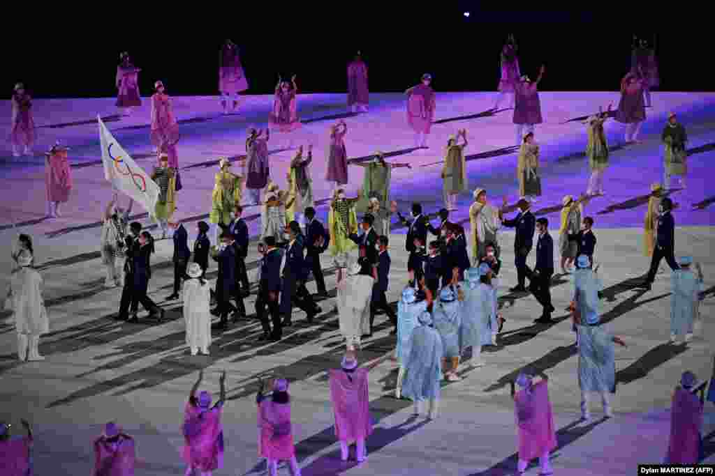 Олімпійська делегація біженців йде стадіоном&nbsp;