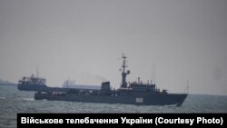 Корабель ВМС Росії біля українських кораблів. Керченська протока