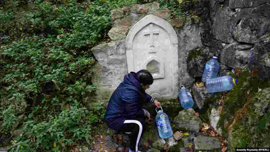 Ця жінка вже не один рік приїжджає з чоловіком з-під Керчі спеціально по воду з монастирського джерела