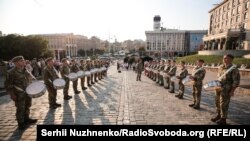 У пам'ятних заходах разом із президентом України Володимиром Зеленським та його родиною візьмуть участь рідні та близькі полеглих захисників незалежності України, ветерани АТО, представники громадськості, діти