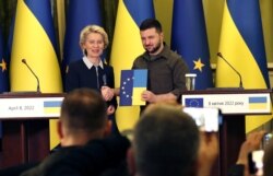 Еурокомиссия төрайымы Урсула фон дер Ляйен және Украина президенті Владимиром Зеленский. Киев, 8 сәуір 2022 жыл.