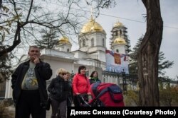 Плакат на симферопольском кафедральном соборе Христа-спасителя, сообщающий о том, что храм восстанавливается под личным патронатом Владимира Путина