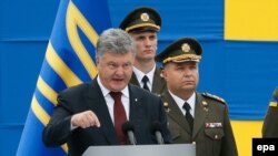 Президент Петро Порошенко (ліворуч) і міністр оборони Степан Полторак (праворуч) під час військового параду в Києві до Дня Незалежності України, 24 серпня 2016 року