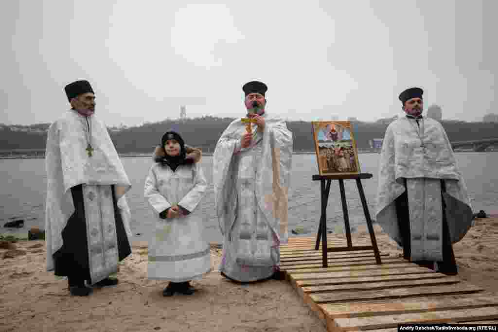 Чин освячення води завершив перший заступник Синодального управління військового духовенства Православної Церкви Украни протоієрей Тарас Мельник (у центрі)