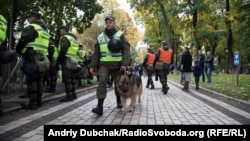 Поліцейський із собакою в Маріїнському парку Києва, 17 жовтня 2017 року