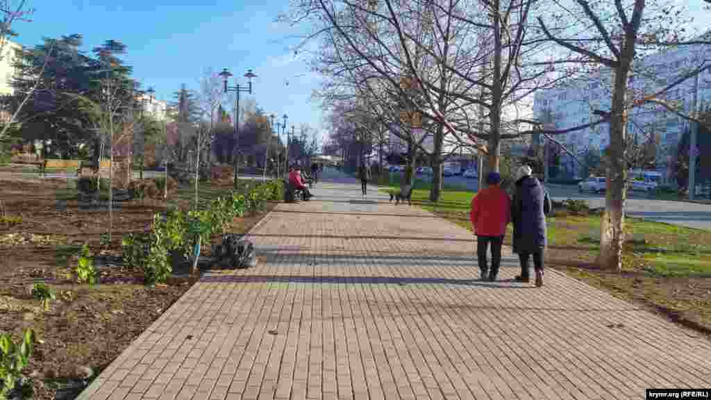 Містяни прогулюються алеєю