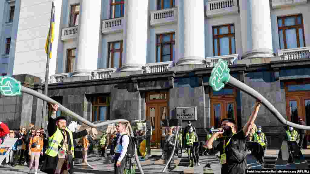 Спільними вимогами учасники називають припинення незаконної забудови, реформу громадського транспорту та мобільності, розвиток самоврядування районних рад, чисту воду та повітря, а також схвалення нового Генерального плану