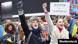 Протест проти агресії Росії щодо України. Учасники походу до російського консульства в Нью-Йорку співають гімн України, 2 березня 2014 року