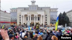 У центрі Херсона люди радіють звільненню міста з-під російської окупації. Херсон, 12 листопада 2022 року