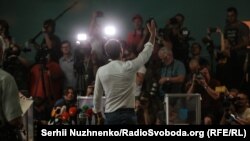 Святослав Вакарчук під час голосування на позачергових виборах до Верховної Ради України